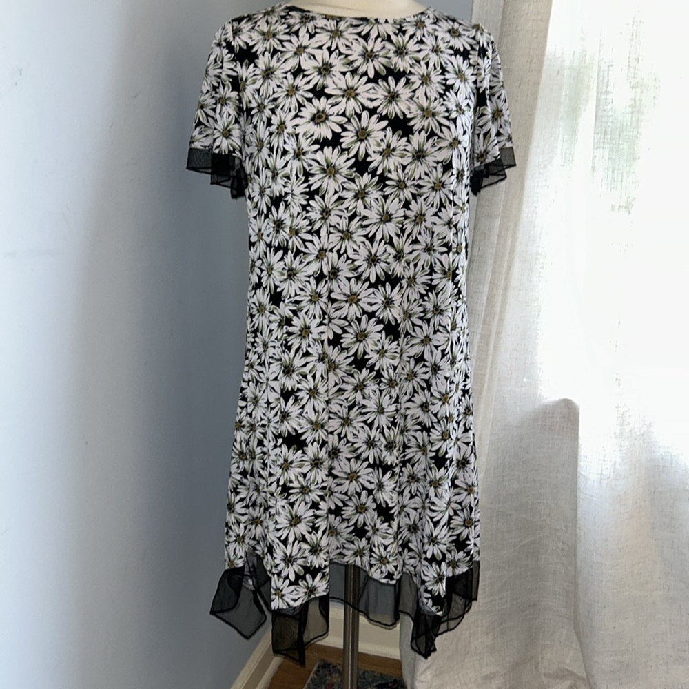 SJS WOMEN’S SUMMER DRESS  BLACK WITH TEXTURED DAISIES STRETCHY M